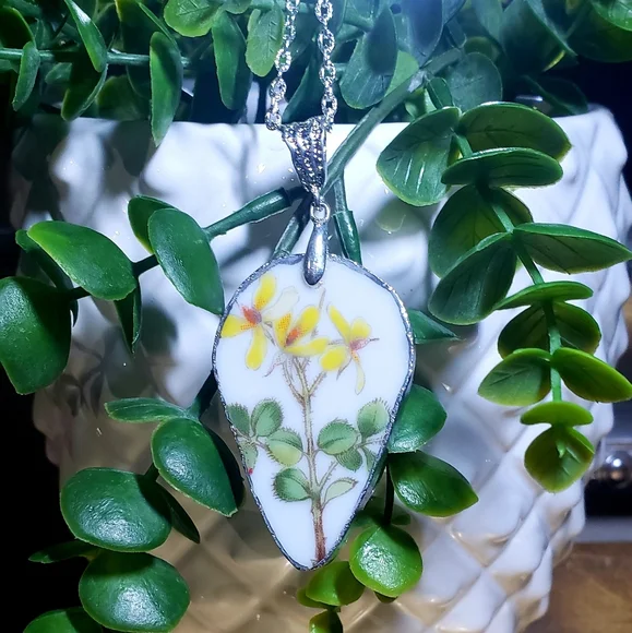 3 Necklaces - Picture 5 of 8